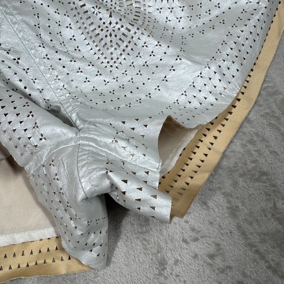 Blank NYC Faux Leather Silver Laser Cut Floral Elastic Waist Shorts Size 25 - Picture 5 of 16